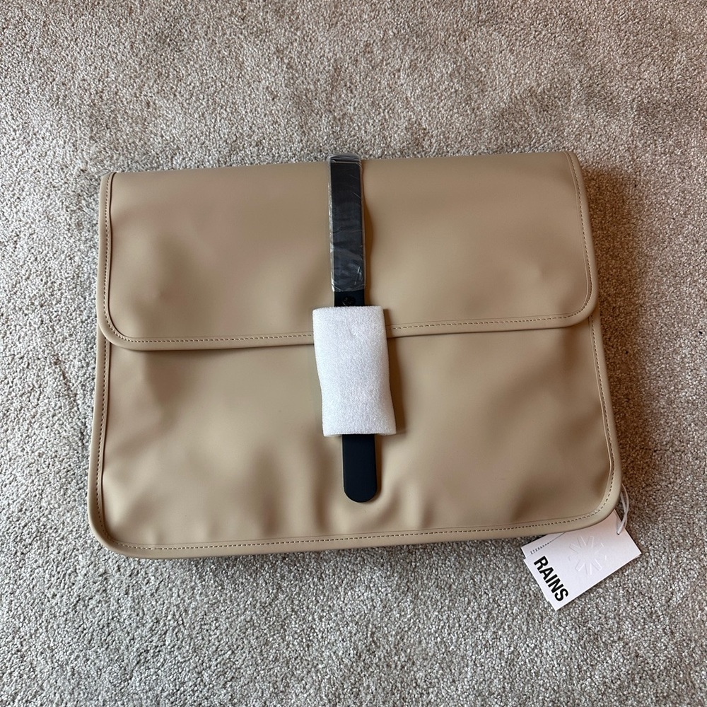 NWT- RAINS messenger bag 💼